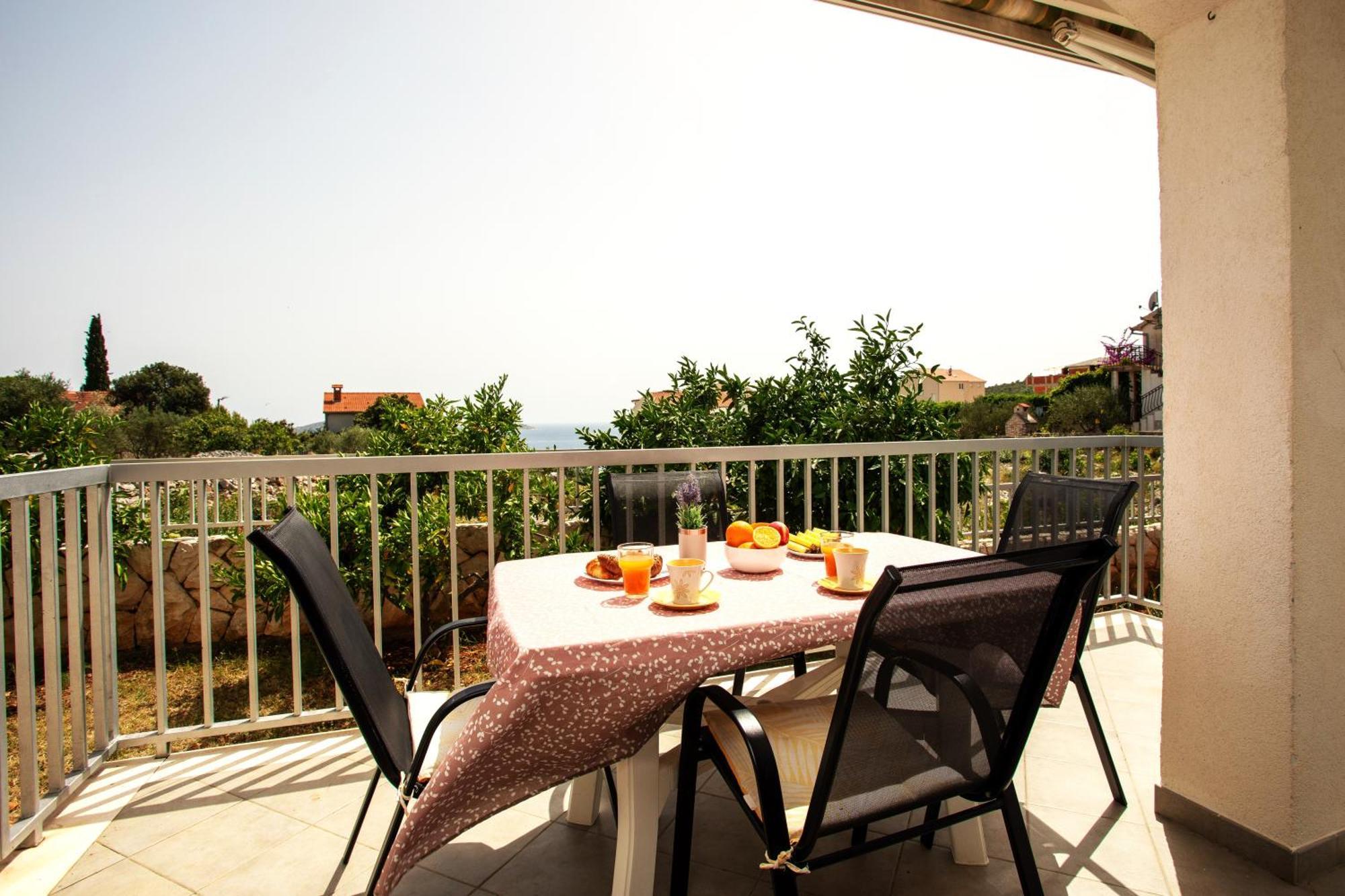 Holiday House Nena With Pool Vinišće Екстериор снимка