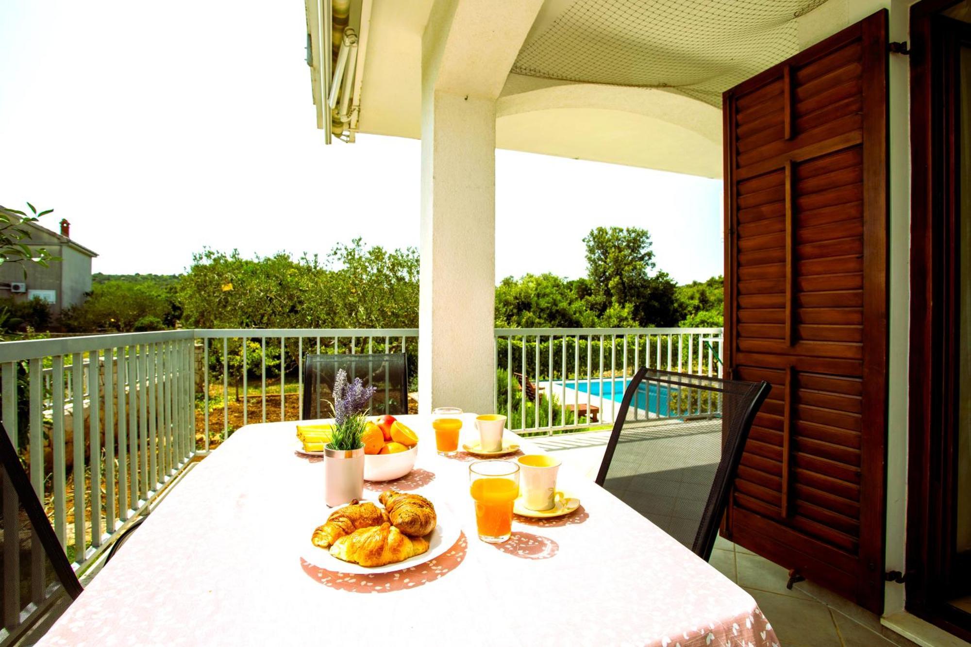 Holiday House Nena With Pool Vinišće Екстериор снимка