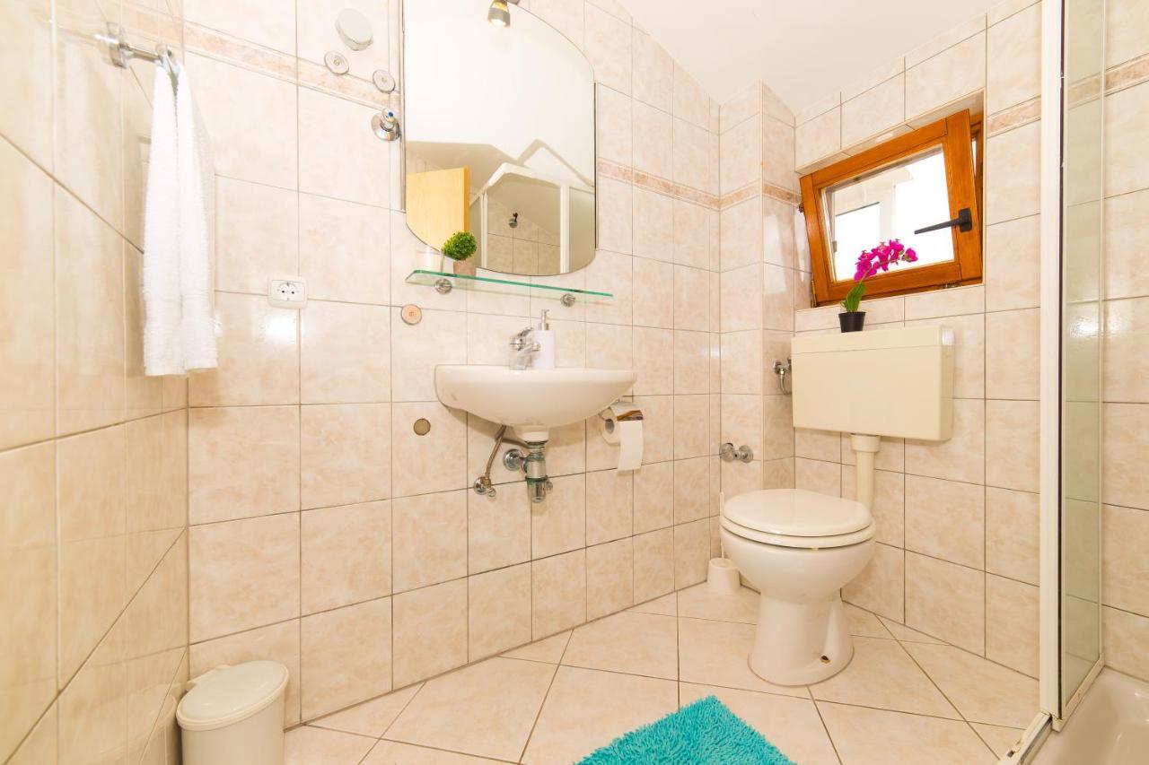 Holiday House Nena With Pool Vinišće Екстериор снимка
