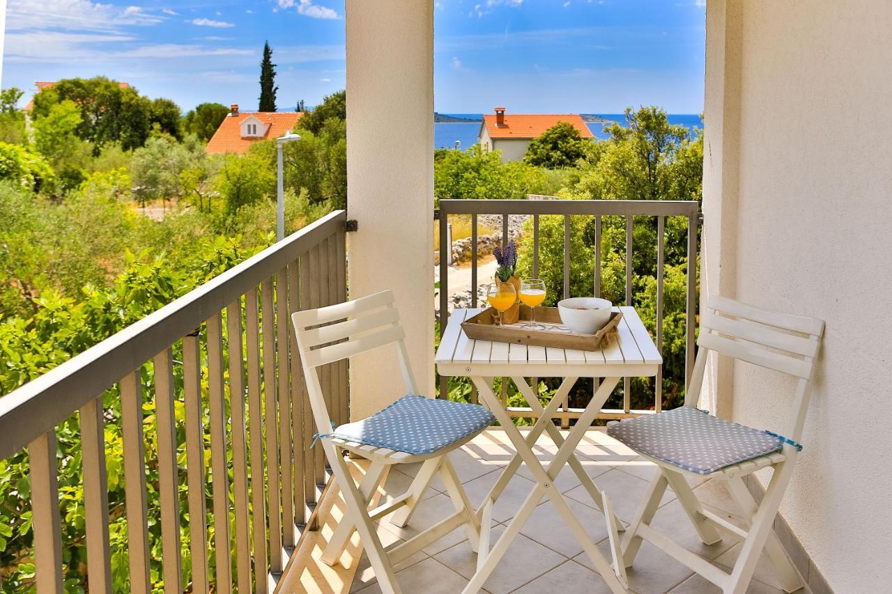 Holiday House Nena With Pool Vinišće Екстериор снимка