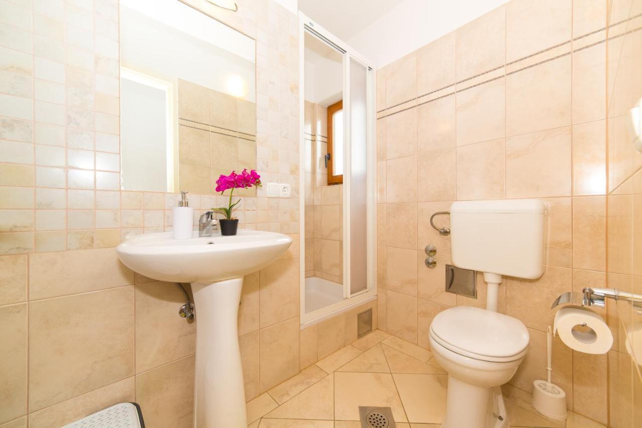 Holiday House Nena With Pool Vinišće Екстериор снимка